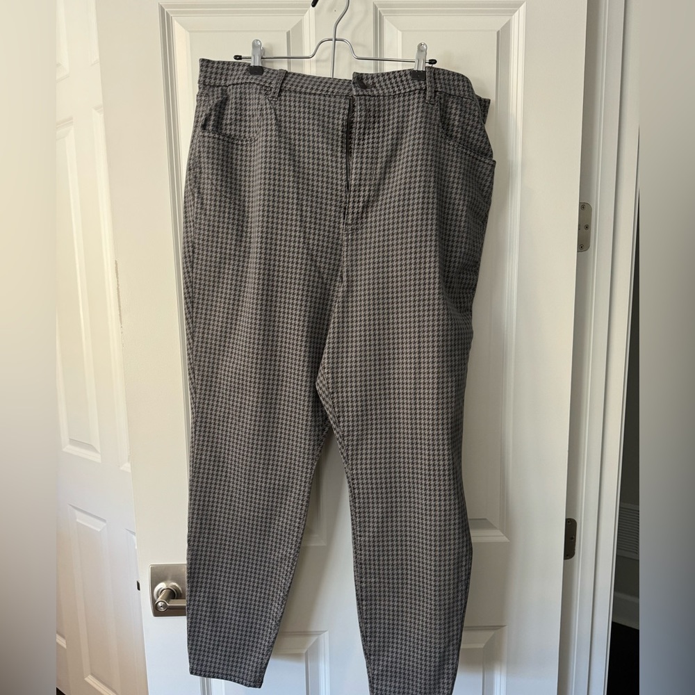 American Eagle gray and black stretch jean style pants. Houndstooth pattern.